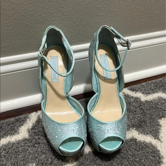 Heels - Picture 3 of 7